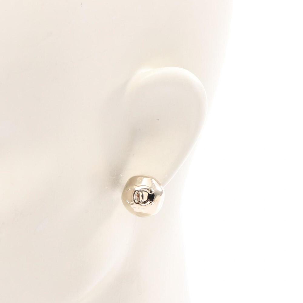 CHANEL Authentic Gold Logo Earrings - Picture 4 of 6
